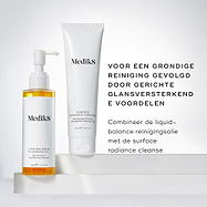 De fles Medik8 Lipid-Balance Cleansing Oil staat naast een tube Surface Radiance Cleanse. De tekst adviseert om de twee te combineren voor een grondige reiniging, gevolgd door gerichte voordelen voor een stralende huid.