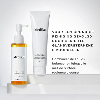 De fles Medik8 Lipid-Balance Cleansing Oil staat naast een tube Surface Radiance Cleanse. De tekst adviseert om de twee te combineren voor een grondige reiniging, gevolgd door gerichte voordelen voor een stralende huid.