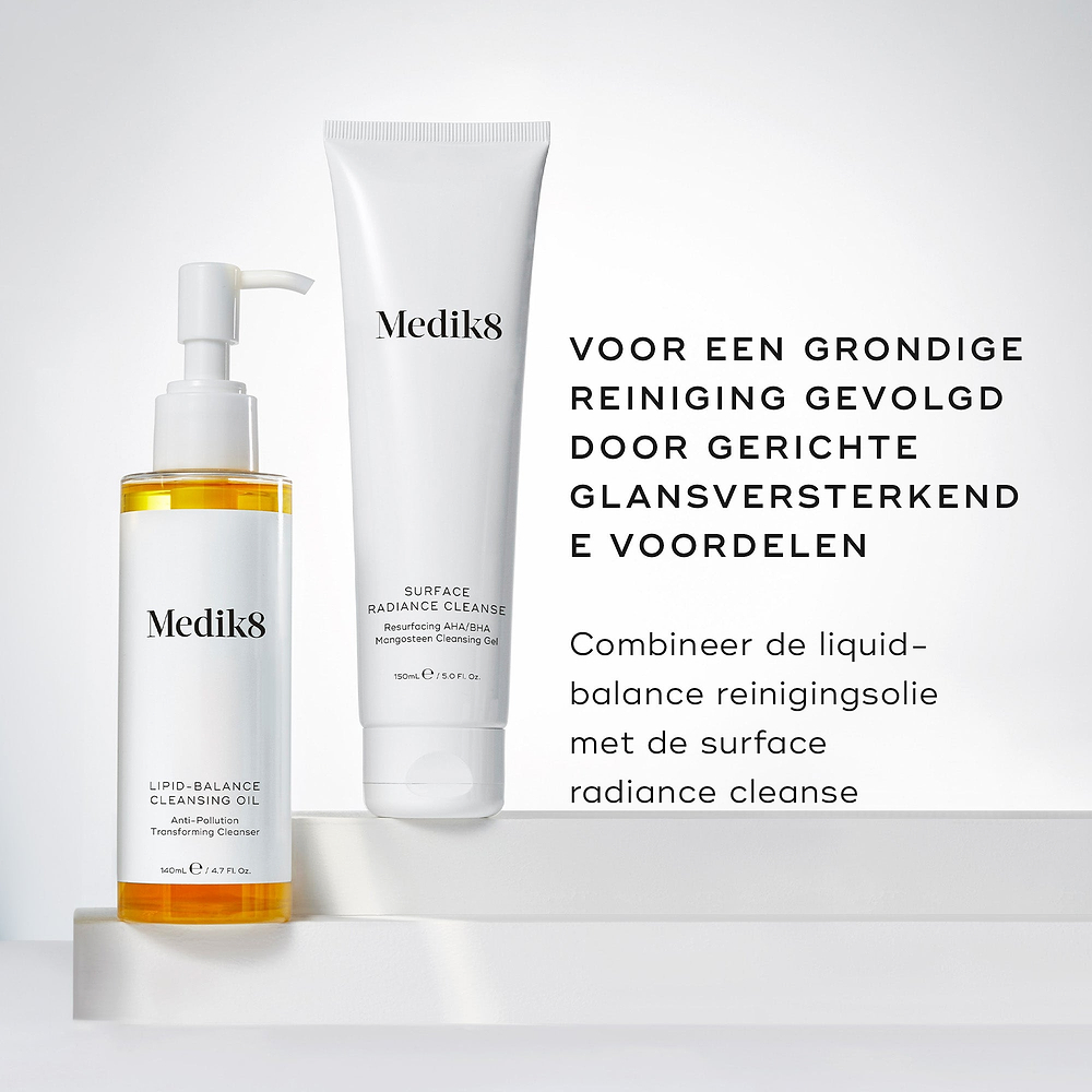De fles Medik8 Lipid-Balance Cleansing Oil staat naast een tube Surface Radiance Cleanse. De tekst adviseert om de twee te combineren voor een grondige reiniging, gevolgd door gerichte voordelen voor een stralende huid.