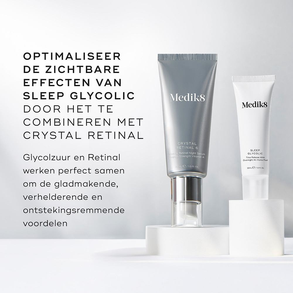 Medik8 Crystal Retinal 6 en Sleep Glycolic staan op witte ronde platformen tegen een witte achtergrond. De tekst adviseert om de effecten te optimaliseren door ze samen te gebruiken, omdat glycolzuur en retinal elkaars gladstrijkende, verhelderende en decongestieve werking versterken.