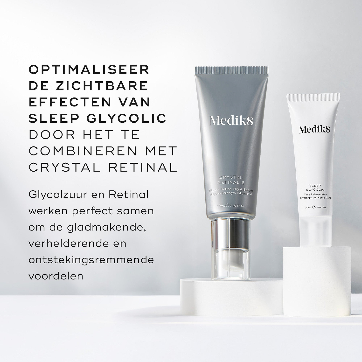 Medik8 Crystal Retinal 6 en Sleep Glycolic staan op witte ronde platformen tegen een witte achtergrond. De tekst adviseert om de effecten te optimaliseren door ze samen te gebruiken, omdat glycolzuur en retinal elkaars gladstrijkende, verhelderende en decongestieve werking versterken.