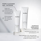 Tubes van Medik8 Pore Cleanse Gel Intense en Surface Radiance Cleanse samen gepresenteerd op witte blokken. De tekst bij Pore Cleanse Gel Intense vermeldt dat het helpt overtollig vet te verminderen, glimmen te minimaliseren en de zichtbaarheid van grove poriën te verkleinen. De tekst bij Surface Radiance Cleanse benadrukt het gladstrijken en verhelderen van de huid en het aanpakken van tekenen van veroudering, zoals een doffe teint en een ongelijkmatige huidtextuur.