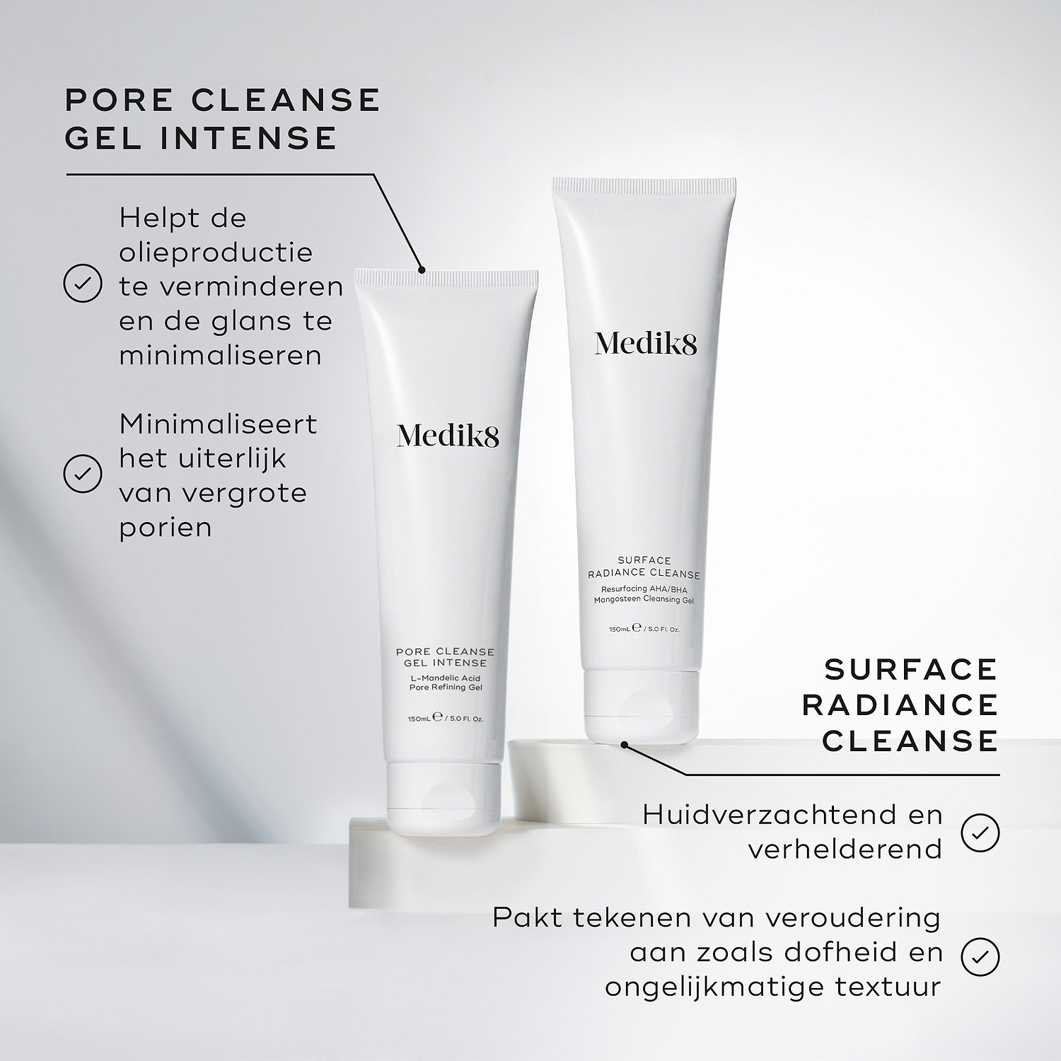 Tubes van Medik8 Pore Cleanse Gel Intense en Surface Radiance Cleanse samen gepresenteerd op witte blokken. De tekst bij Pore Cleanse Gel Intense vermeldt dat het helpt overtollig vet te verminderen, glimmen te minimaliseren en de zichtbaarheid van grove poriën te verkleinen. De tekst bij Surface Radiance Cleanse benadrukt het gladstrijken en verhelderen van de huid en het aanpakken van tekenen van veroudering, zoals een doffe teint en een ongelijkmatige huidtextuur.