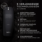 Een flacon Medik8 r-Retinoate Intense crème tegen een donkere, gevederde achtergrond. De tekst belicht 5 verjongende technologieën: Gekapseld Retinyl Retinoaat, Retinal, Ceramide Complex, Drone-Targeted Peptide en Hyaluronzuur.