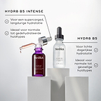 Een split-screen afbeelding waarop een model te zien is die met een pipet serum aanbrengt, naast een lijst met voordelen op een paarse achtergrond met textuur. De tekst claimt dat 100% een zichtbaar gehydrateerde huid vertoonde, dat het de hydratatie zowel direct als op de lange termijn verbetert, en dat het beschermt tegen uitdrogende omgevingsinvloeden.