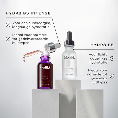Een split-screen afbeelding waarop een model te zien is die met een pipet serum aanbrengt, naast een lijst met voordelen op een paarse achtergrond met textuur. De tekst claimt dat 100% een zichtbaar gehydrateerde huid vertoonde, dat het de hydratatie zowel direct als op de lange termijn verbetert, en dat het beschermt tegen uitdrogende omgevingsinvloeden.