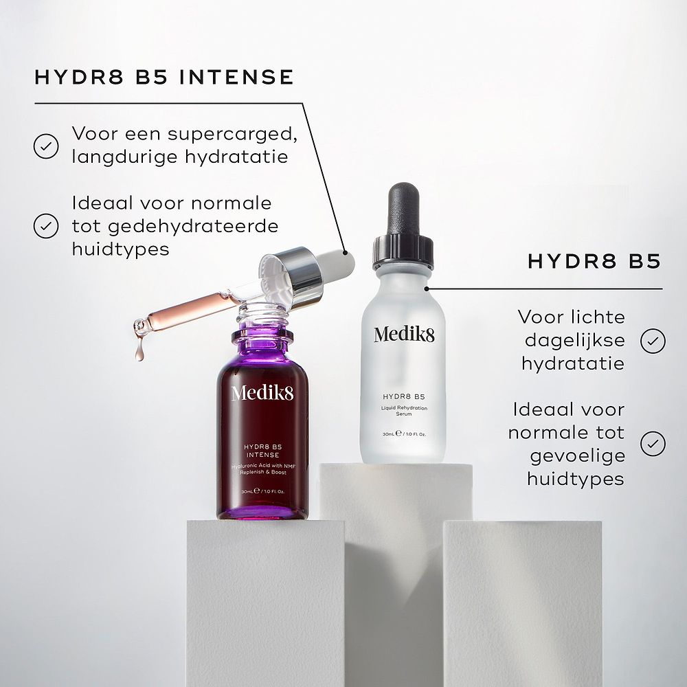 Een split-screen afbeelding waarop een model te zien is die met een pipet serum aanbrengt, naast een lijst met voordelen op een paarse achtergrond met textuur. De tekst claimt dat 100% een zichtbaar gehydrateerde huid vertoonde, dat het de hydratatie zowel direct als op de lange termijn verbetert, en dat het beschermt tegen uitdrogende omgevingsinvloeden.
