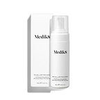 Een pompflacon van Medik8 Micellar Mousse naast de bijbehorende witte verpakking op een witte achtergrond. De tekst beschrijft het product als een zuiverende en voedende reiniger die gemakkelijk afspoelbaar is.