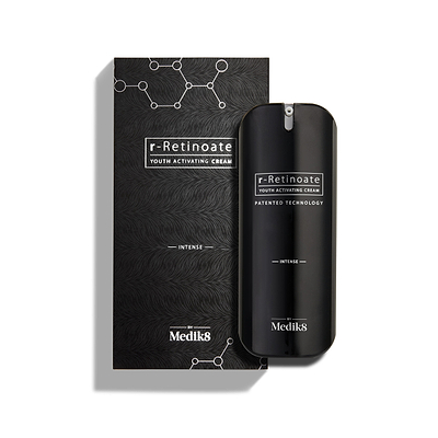Een flacon Medik8 r-Retinoate Intense Youth Activating Cream staat naast de zwarte omverpakking, die is voorzien van witte zeshoekige graphics van chemische structuren en een golvend patroon met textuur.