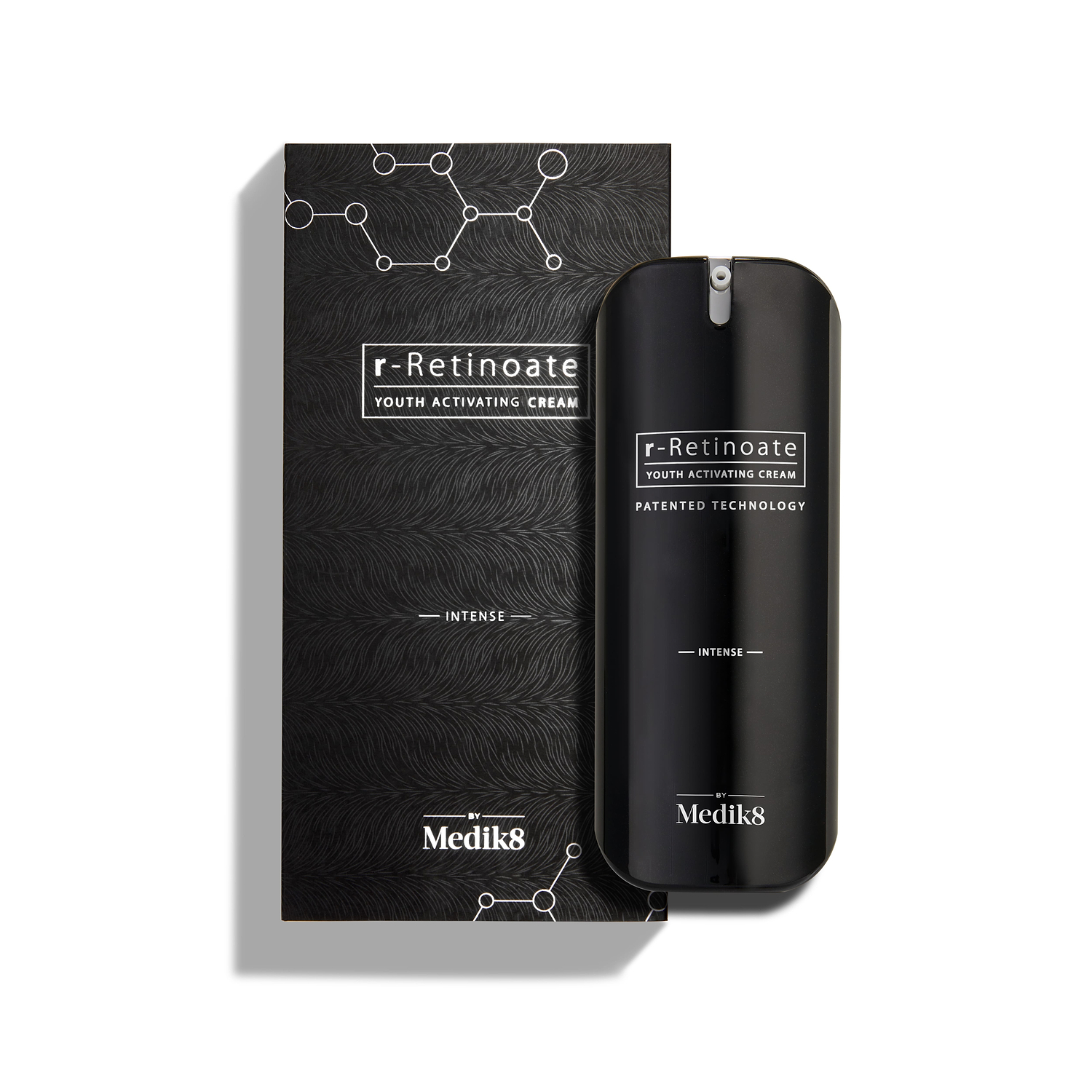 Een flacon Medik8 r-Retinoate Intense Youth Activating Cream staat naast de zwarte omverpakking, die is voorzien van witte zeshoekige graphics van chemische structuren en een golvend patroon met textuur.