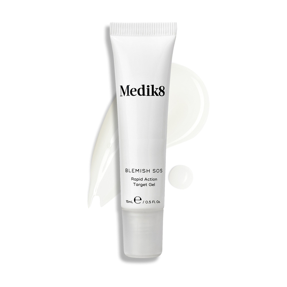 Een tube Medik8 Blemish SOS staat rechtop, met daarnaast een golvende swatch van lichte gel en een druppel ernaast.
