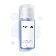 De Medik8 Press & Clear-fles (150 ml) wordt weergegeven op een witte achtergrond met blauwe tonic-splashes eromheen. Tekst benadrukt de exfoliërende 2% BHA tonic-formule.