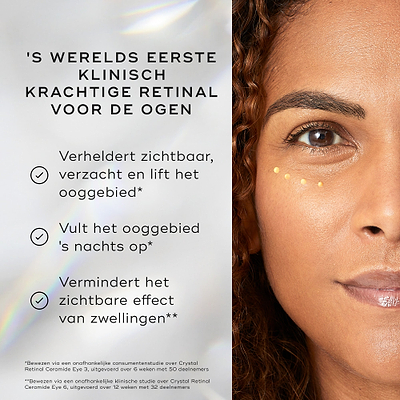 Het gezicht van een vrouw is te zien met kleine puntjes Crystal Retinal Ceramide Eye aangebracht onder één oog. Tekst benadrukt: “’S WERELDS EERSTE KLINISCHE STERKTE RETINAL VOOR DE OGEN.” Drie bullets met vinkjes vermelden voordelen: maakt de oogzone zichtbaar helderder, gladder en gelifter, maakt de oogzone ’s nachts voller, en vermindert de zichtbaarheid van zwelling.