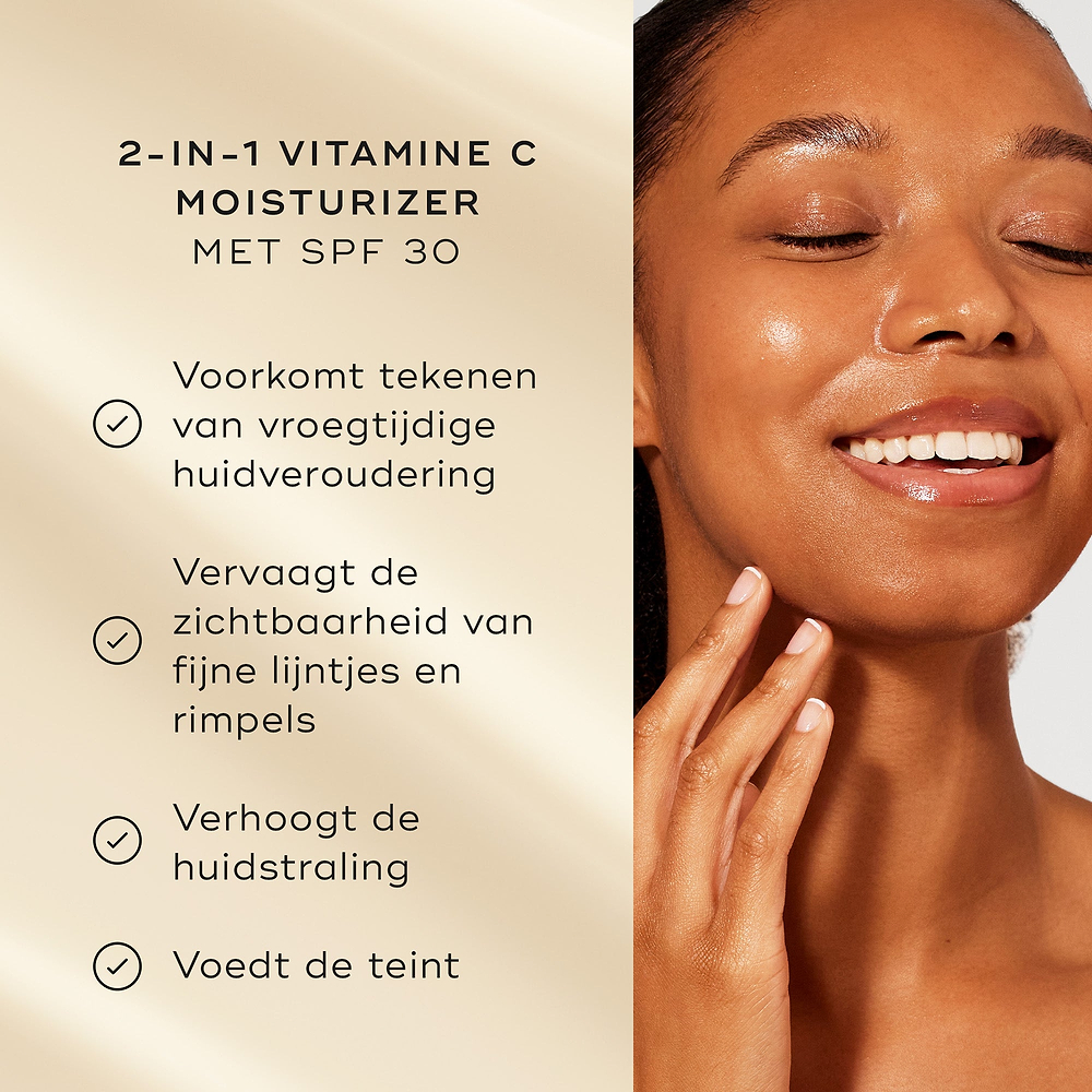 Een model met een stralende huid glimlacht naast een lijst met productvoordelen op een zachte gouden achtergrond. De tekst benadrukt de 2-in-1 vitamine C moisturizer met SPF 30 van Medik8:

Voorkomt tekenen van vroegtijdige huidveroudering

Verbetert de huidstraling

Hydrateert de teint

100% geeft aan dat hun huid zich de hele dag beschermd voelt