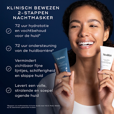 Een vrouw glimlacht terwijl ze de twee tubes van het Medik8 H.E.O. Mask vasthoudt (blauw Stap 1 en wit Stap 2). Tekst benadrukt het product als een KLINISCH BEWEZEN 2-STAPPEN NACHTMASKER met voordelen waaronder: 72 uur hydratatie en vochtbehoud van de huid, 72 uur ondersteuning van de huidbarrière, het zichtbaar verminderen van fijne lijntjes, schilfering en een crepey huidtextuur, en het zorgt voor een volle, stralende en soepele ogende huid.