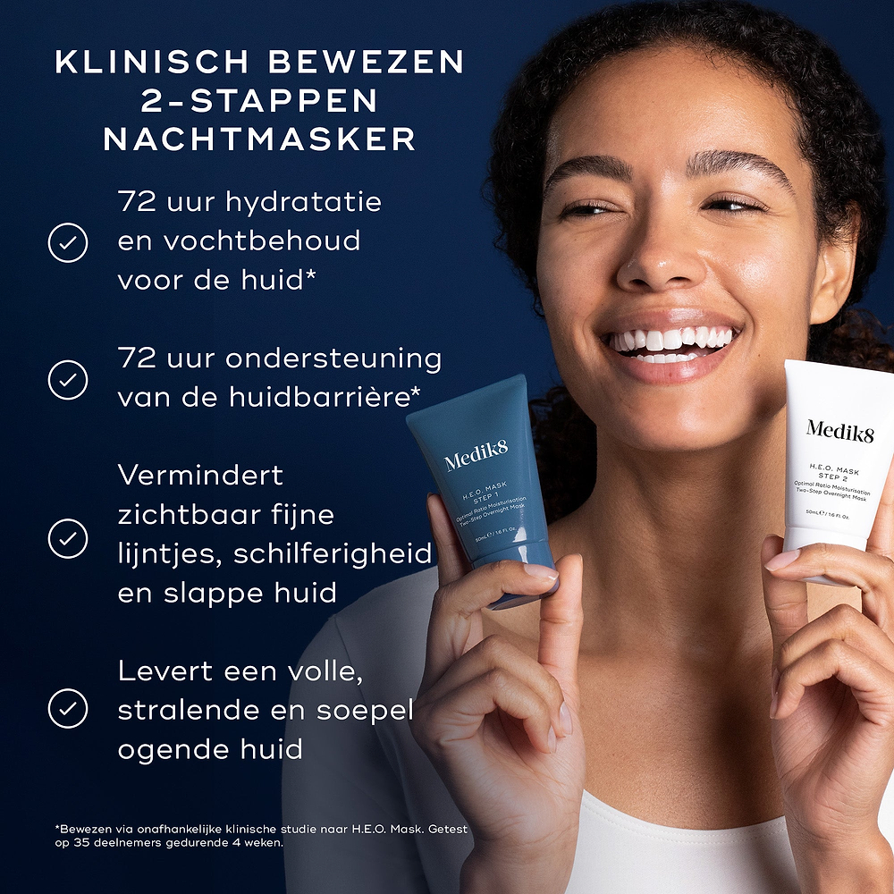 Een vrouw glimlacht terwijl ze de twee tubes van het Medik8 H.E.O. Mask vasthoudt (blauw Stap 1 en wit Stap 2). Tekst benadrukt het product als een KLINISCH BEWEZEN 2-STAPPEN NACHTMASKER met voordelen waaronder: 72 uur hydratatie en vochtbehoud van de huid, 72 uur ondersteuning van de huidbarrière, het zichtbaar verminderen van fijne lijntjes, schilfering en een crepey huidtextuur, en het zorgt voor een volle, stralende en soepele ogende huid.