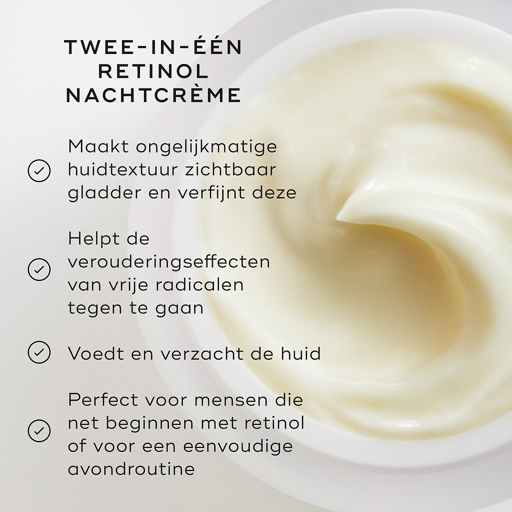 Close-up van de Medik8 Intelligent Retinol Smoothing Night Cream, waarbij de textuur van de crème in de pot zichtbaar is. De tekst “TWEE-IN-EEN RETINOL NACHTCREME” staat bovenaan, en links staat een lijst met voordelen met vinkjes.