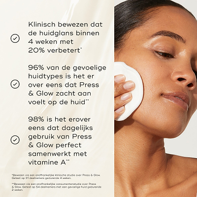 Een persoon gebruikt een wattenschijfje om Medik8 Press & Glow op het gezicht aan te brengen tegen een neutrale, gemarmerde achtergrond. Tekst claimt dat het product klinisch bewezen is om de huidglow met 20% te verbeteren in slechts 4 weken*, en dat 96% van de gevoelige huidtypes aangeeft dat Press & Glow mild is**, en 98% aangeeft dat dagelijks gebruik van Press & Glow perfect samengaat met vitamine A**.