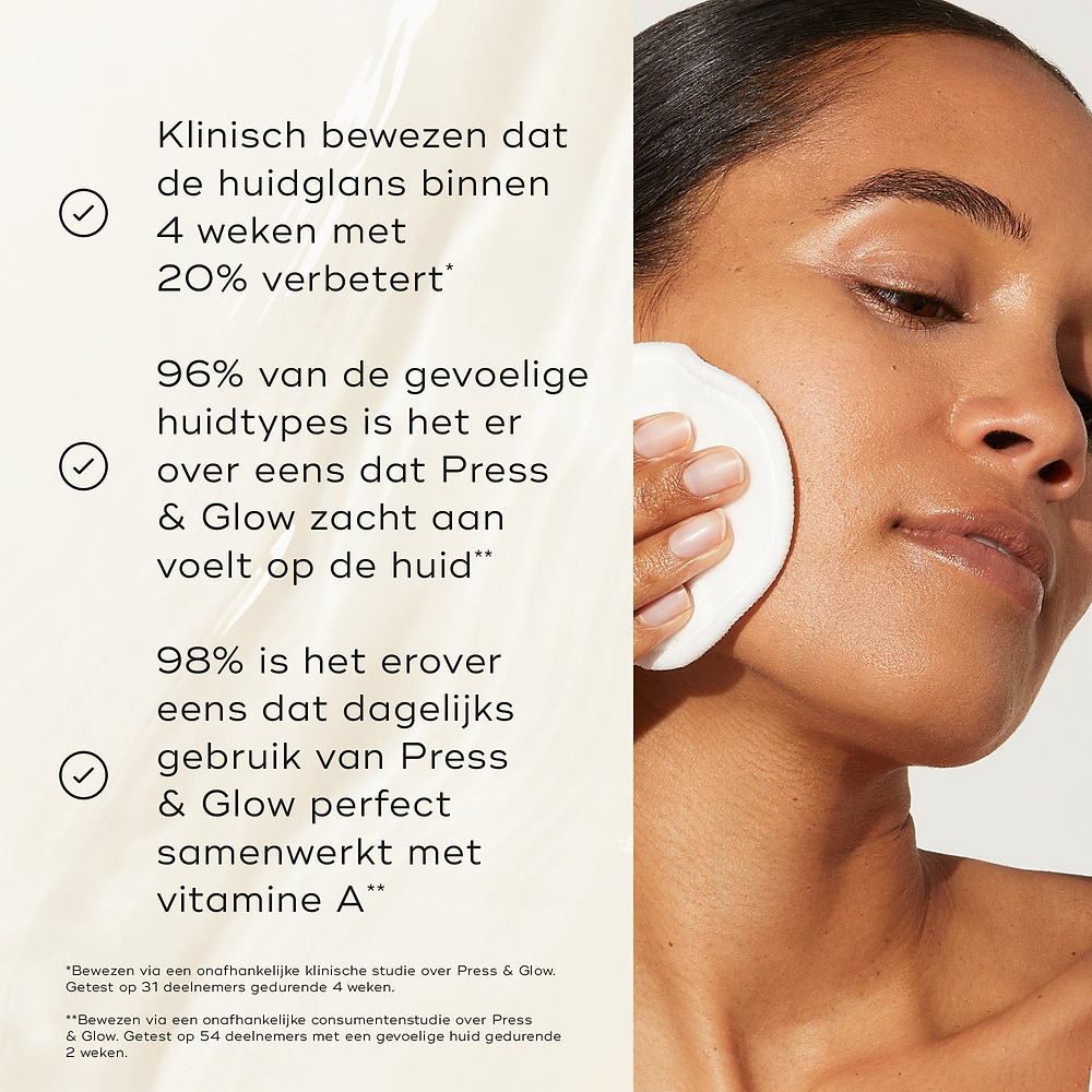 Een persoon gebruikt een wattenschijfje om Medik8 Press & Glow op het gezicht aan te brengen tegen een neutrale, gemarmerde achtergrond. Tekst claimt dat het product klinisch bewezen is om de huidglow met 20% te verbeteren in slechts 4 weken*, en dat 96% van de gevoelige huidtypes aangeeft dat Press & Glow mild is**, en 98% aangeeft dat dagelijks gebruik van Press & Glow perfect samengaat met vitamine A**.