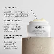 Close-up van Intelligent Retinol Smoothing Night Cream, waarbij een witte pot met crème zichtbaar is en labels naar ingrediënten wijzen. De achtergrond is een lichte, gestructureerde ondergrond. Tekstvakken benadrukken VITAMINE E, RETINOL (0,2%) en DRAGONFRUIT-EXTRACT.