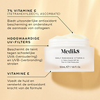 Een open glazen pot Medik8 Daily Radiance Vitamin C wordt getoond tegen een warme gouden achtergrond met call-outs van de ingrediënten.

De tekst benadrukt 7% vitamine C (tetrahexyldecyl ascorbate) voor antioxidante bescherming en ondersteuning van collageen, premium UV-filters voor UVA- en UVB-bescherming, en vitamine E om de huid te voeden en de antioxidante werking te versterken.