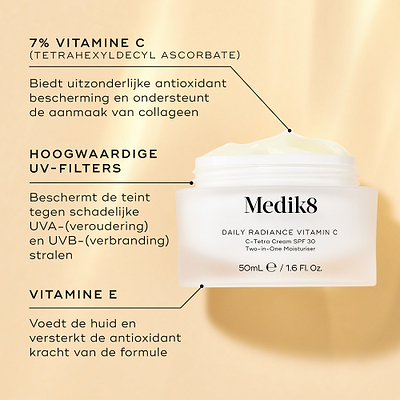 Een open glazen pot Medik8 Daily Radiance Vitamin C wordt getoond tegen een warme gouden achtergrond met call-outs van de ingrediënten.

De tekst benadrukt 7% vitamine C (tetrahexyldecyl ascorbate) voor antioxidante bescherming en ondersteuning van collageen, premium UV-filters voor UVA- en UVB-bescherming, en vitamine E om de huid te voeden en de antioxidante werking te versterken.