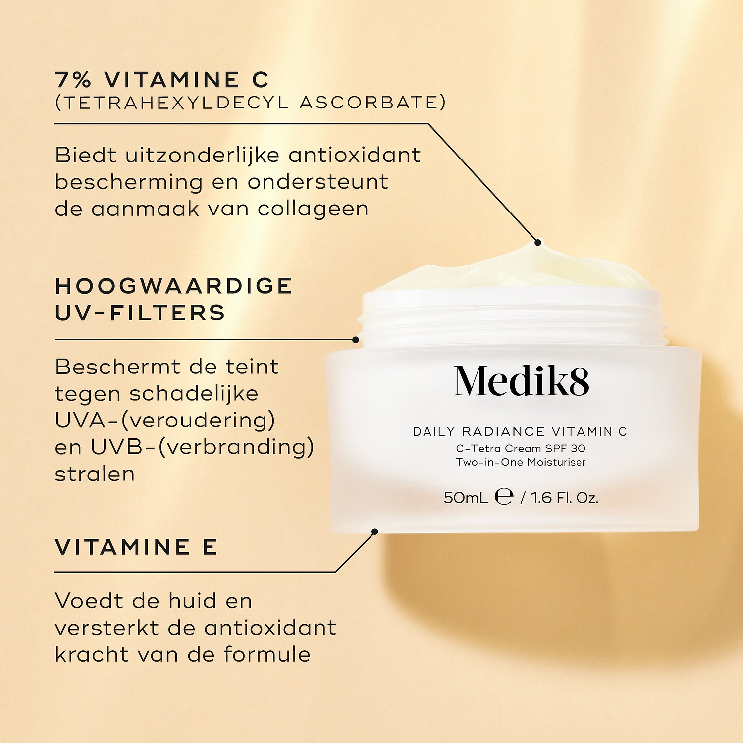 Een open glazen pot Medik8 Daily Radiance Vitamin C wordt getoond tegen een warme gouden achtergrond met call-outs van de ingrediënten.

De tekst benadrukt 7% vitamine C (tetrahexyldecyl ascorbate) voor antioxidante bescherming en ondersteuning van collageen, premium UV-filters voor UVA- en UVB-bescherming, en vitamine E om de huid te voeden en de antioxidante werking te versterken.