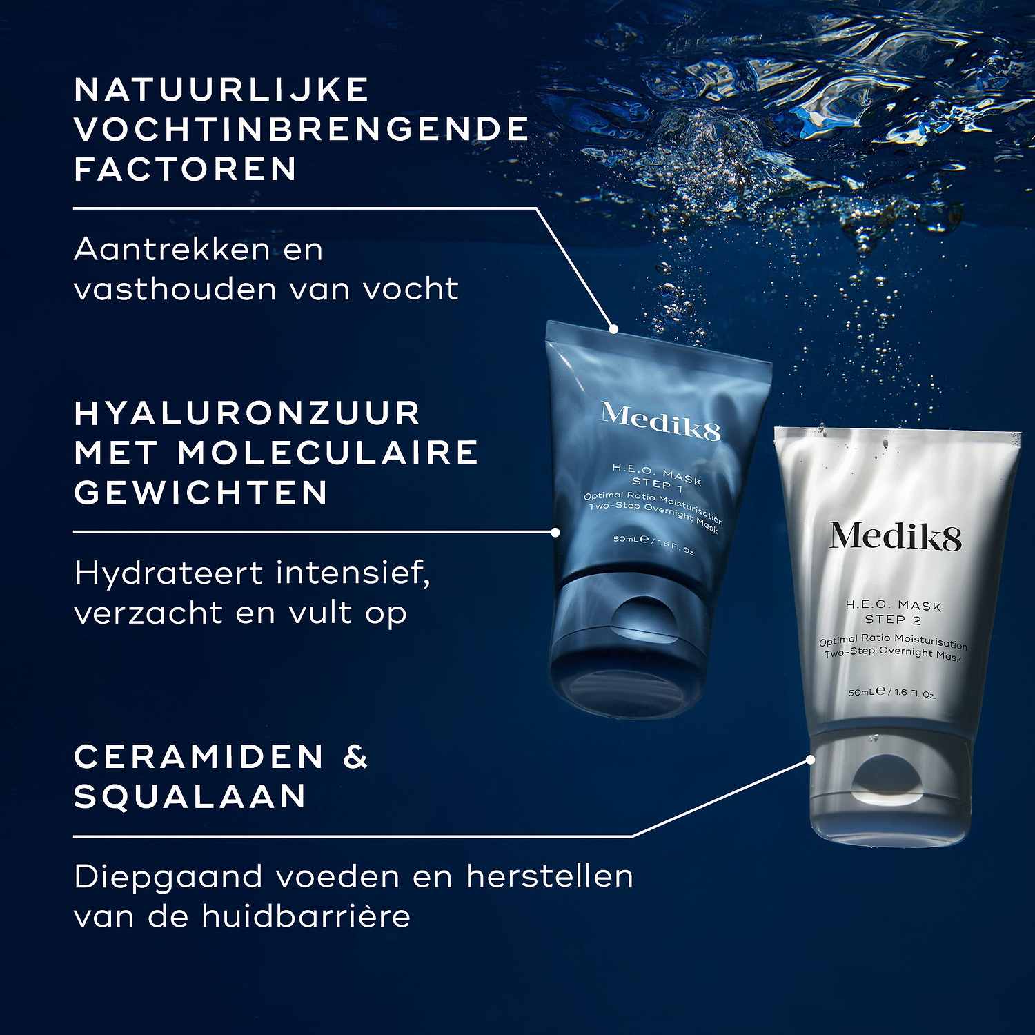 Twee tubes van het Medik8 H.E.O. Mask (blauw Stap 1 en wit Stap 2) worden weergegeven tegen een achtergrond van waterdruppels. Tekstcall-outs benadrukken belangrijke ingrediënten: NATUURLIJKE VOCHTINBRENGENDE FACTOREN, MULTI-GEWICHT HYALURONZUUR, CERAMIDEN & SQUALAAN.