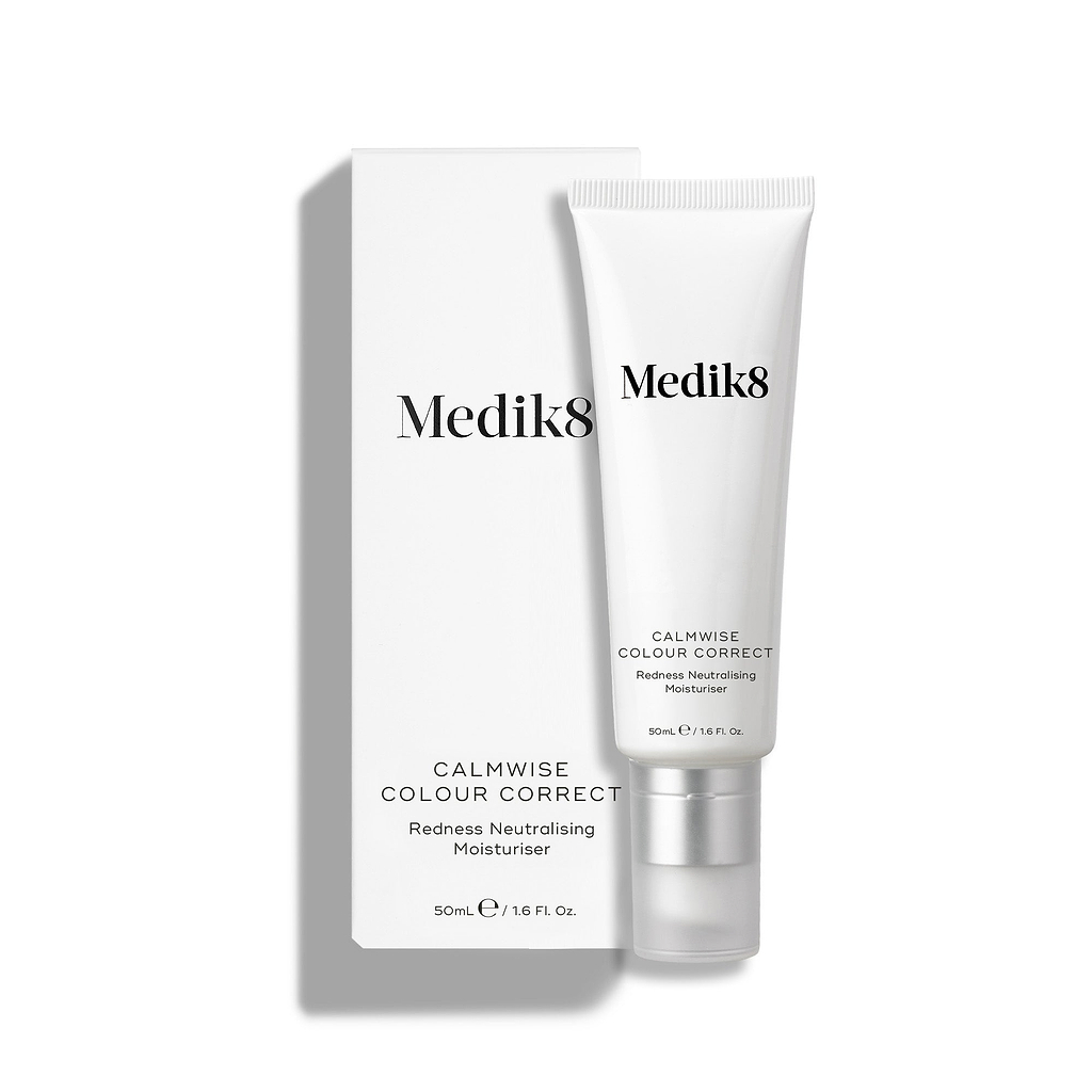 Een witte tube Calmwise Colour Correct (50 ml) staat naast de bijbehorende witte kartonnen verpakking.