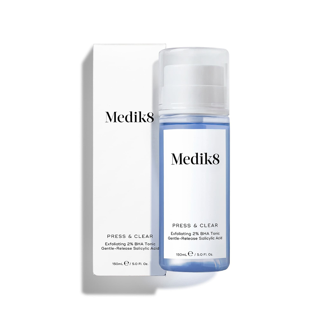 De Medik8 Press & Clear-fles met blauwe vloeistof staat naast de witte verpakking. Tekst identificeert het product als een exfoliërende 2% BHA tonic met Gentle-Release Salicylic Acid.