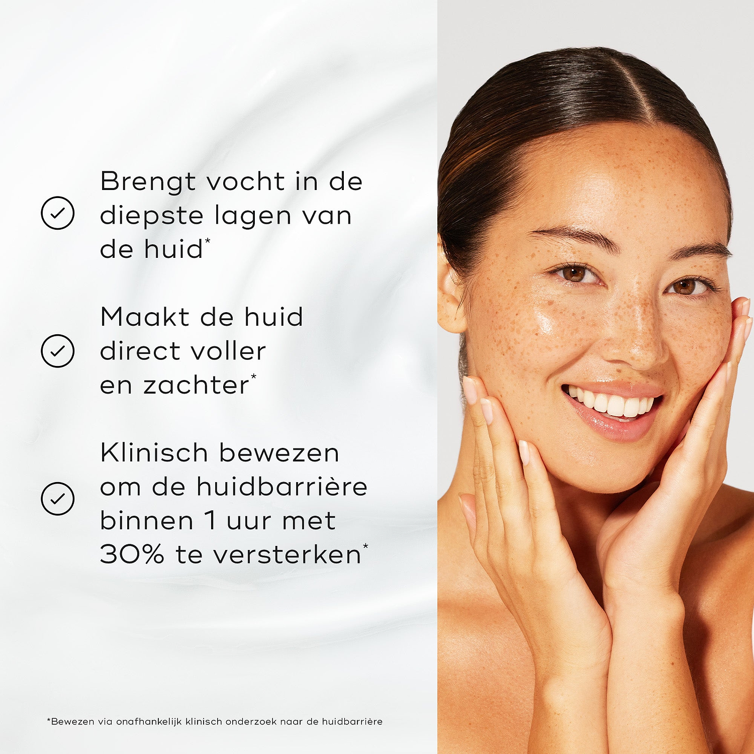 Een afbeelding verdeeld in twee delen: een achtergrond met een witte crèmetextuur en een lachende vrouw die haar stralende gezicht aanraakt. Tekst benadrukt de belangrijkste voordelen met vinkjes: “Brengt vocht in de diepste lagen van je huid,” “Maakt je huid direct voller en zachter,” en “Klinisch bewezen dat het de huidbarrièrefunctie met +30% verbetert binnen 1 uur.