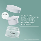 Een exploded view van de verpakking van Medik8 Total Moisture Daily Facial Cream tegen een teal achtergrond. Onderaan staat de lege, matglazen pot, daarboven zweeft een recyclebare navulpod met witte crème, en bovenaan zweeft de witte deksel. Tekst benadrukt: “GENIET VAN MEER HYDRATATIE MET MINDER AFVAL MET DE RECYCLEBARE NAVULPOD,” en een ronde badge vermeldt: “94% MINDER VERPAKKING.”