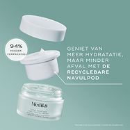 Een exploded view van de verpakking van Medik8 Total Moisture Daily Facial Cream tegen een teal achtergrond. Onderaan staat de lege, matglazen pot, daarboven zweeft een recyclebare navulpod met witte crème, en bovenaan zweeft de witte deksel. Tekst benadrukt: “GENIET VAN MEER HYDRATATIE MET MINDER AFVAL MET DE RECYCLEBARE NAVULPOD,” en een ronde badge vermeldt: “94% MINDER VERPAKKING.”