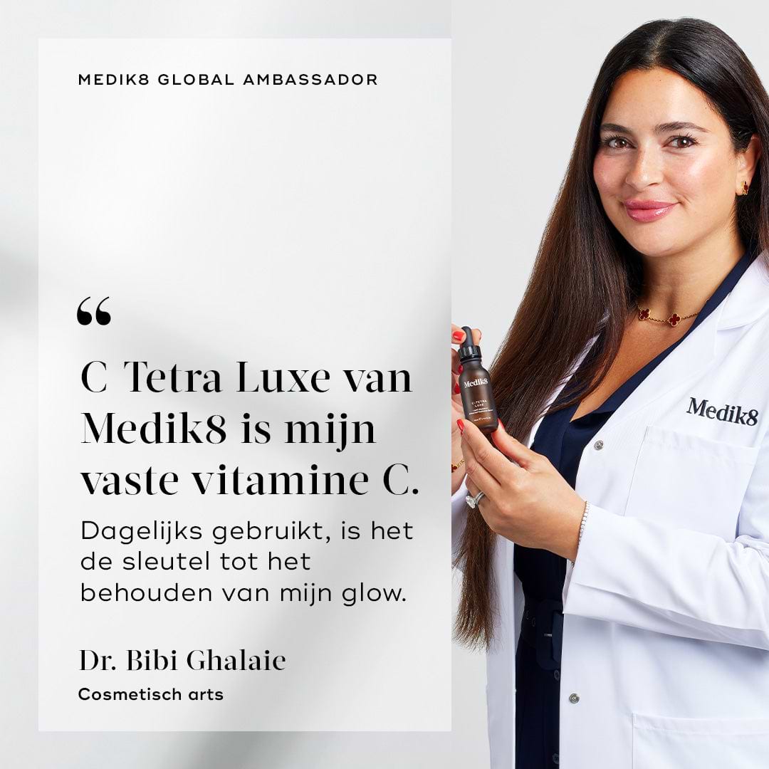 Dr. Bibi Ghalaie, cosmetisch arts, glimlacht terwijl ze een witte Medik8-laboratoriumjas draagt en een bruin flesje C-Tetra Luxe vasthoudt. Een citaat naast haar luidt: "Medik8’s C-Tetra Luxe is mijn favoriete vitamine C. Bij dagelijks gebruik is het de sleutel tot het behouden van mijn glow."
