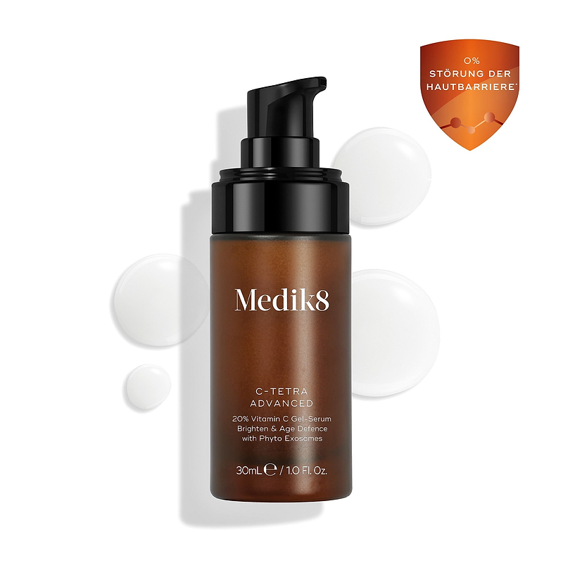 Fles Medik8 C-Tetra Advanced weergegeven op een strakke witte achtergrond met doorschijnende serumdruppels, die de lichte gel-serumtextuur benadrukken.