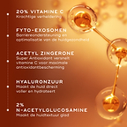 Moleculaire weergave van belangrijke ingrediënten in Medik8 C-Tetra Advanced, met tekst die 20% vitamine C, fyto-exosomen, acetylzingerone, hyaluronzuur en N-acetylglucosamine (NAG) benadrukt voor het verhelderen van de huid, hydratatie en ondersteuning van de huidbarrière.