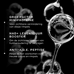 Abstracte cellulaire graphics op een zwarte achtergrond die belangrijke ingrediënten voor Medik8 Advanced Pro-Collagen+ Peptide Cream benadrukken. Tekst beschrijft de voordelen van Growth Factor Miniprotein, NAD+ Longevity Booster en Anti-A.G.E. Peptide voor rimpelvermindering.