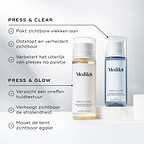 De Medik8 Press & Glow- en Press & Clear-tonicflessen staan op witte sokkels tegen een strakke, lichte achtergrond. Tekst vermeldt de voordelen van PRESS & CLEAR: het aanpakken van zichtbare onzuiverheden, het ontstoppen en het zuiveren van de huid. De voordelen van PRESS & GLOW zijn: het gladder maken van een oneffen huidtextuur, het versterken van de zichtbare glow en het zichtbaar egaliseren van de teint.