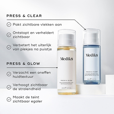 De Medik8 Press & Glow- en Press & Clear-tonicflessen staan op witte sokkels tegen een strakke, lichte achtergrond. Tekst vermeldt de voordelen van PRESS & CLEAR: het aanpakken van zichtbare onzuiverheden, het ontstoppen en het zuiveren van de huid. De voordelen van PRESS & GLOW zijn: het gladder maken van een oneffen huidtextuur, het versterken van de zichtbare glow en het zichtbaar egaliseren van de teint.