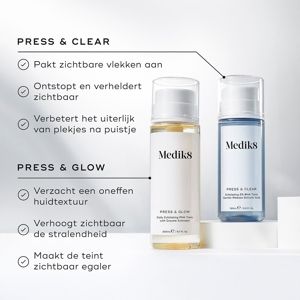 De Medik8 Press & Glow- en Press & Clear-tonicflessen staan op witte sokkels tegen een strakke, lichte achtergrond. Tekst vermeldt de voordelen van PRESS & CLEAR: het aanpakken van zichtbare onzuiverheden, het ontstoppen en het zuiveren van de huid. De voordelen van PRESS & GLOW zijn: het gladder maken van een oneffen huidtextuur, het versterken van de zichtbare glow en het zichtbaar egaliseren van de teint.