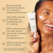 Een lachend model houdt een tube Medik8 Advanced Day Ultimate Protect vast tegen een warm beige achtergrond, met een veeg witte crème op haar wang. De tekst benadrukt vier kernvoordelen: krachtige bescherming tegen UV-stralen en omgevingsfactoren, herstel van DNA-schade na blootstelling aan de zon, 94% vindt dat het aanvoelt als een moisturizer, en 100% ervaart geen rullen of korreltjes bij het aanbrengen.