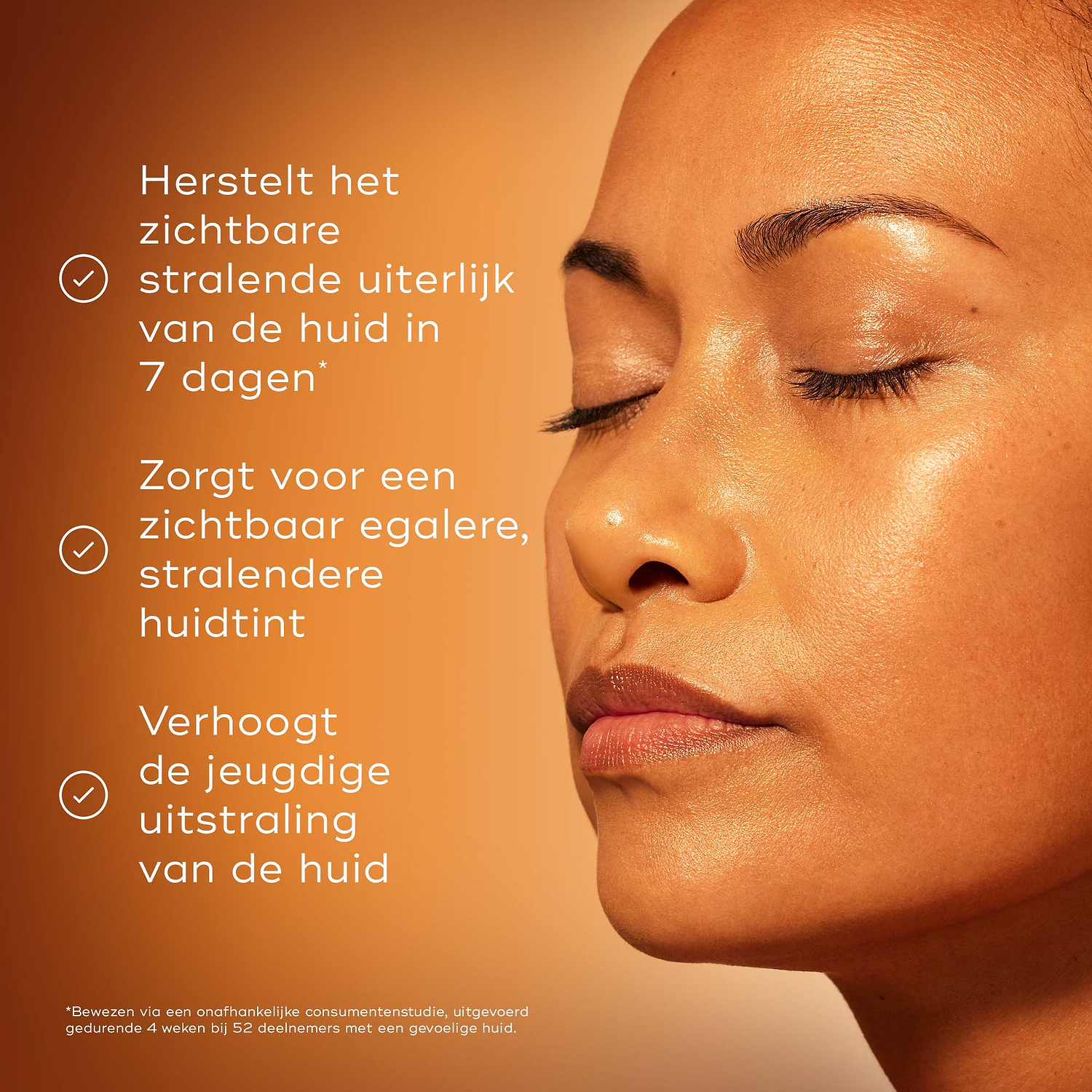 Close-up van een model met een stralende teint, met daarnaast een lijst van klinisch bewezen voordelen van Medik8 C-Tetra Luxe: een gezonde gloed na 1 gebruik, minder rimpels en pigmentvlekken na 4 weken, en diepe voeding. Een voetnoot verwijst naar een onafhankelijk klinisch onderzoek bij 36 deelnemers.
