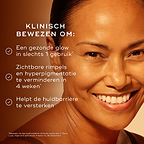 Close-up van het gezicht van een persoon dat wordt behandeld met een glazen pipet, tegen een donkere achtergrond met warme tinten. De tekst vermeldt dat het product klinisch bewezen is om: de huid een gezonde gloed te geven na slechts één gebruik, de aanblik van rimpels en hyperpigmentatie te verminderen in 4 weken, en de huid zichtbaar te verhelderen en diep te voeden. Een voetnoot onderaan specificeert dat deze resultaten zijn bewezen via een onafhankelijk klinisch onderzoek naar C-Tetra Luxe, uitgevoerd 