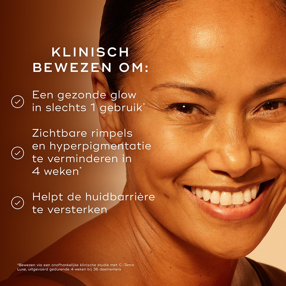 Close-up van het gezicht van een persoon dat wordt behandeld met een glazen pipet, tegen een donkere achtergrond met warme tinten. De tekst vermeldt dat het product klinisch bewezen is om: de huid een gezonde gloed te geven na slechts één gebruik, de aanblik van rimpels en hyperpigmentatie te verminderen in 4 weken, en de huid zichtbaar te verhelderen en diep te voeden. Een voetnoot onderaan specificeert dat deze resultaten zijn bewezen via een onafhankelijk klinisch onderzoek naar C-Tetra Luxe, uitgevoerd 