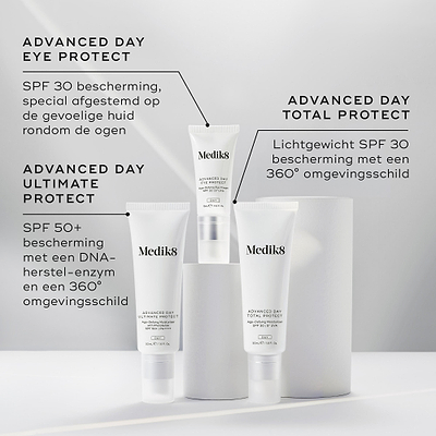 Drie Medik8 zonnebrandcrèmes gepresenteerd op witte podia tegen een grijze achtergrond. De labels identificeren: Advanced Day Eye Protect (SPF 30 bescherming voor de oogzone), Advanced Day Ultimate Protect (SPF 50+ bescherming met DNA-herstelenzymen) en Advanced Day Total Protect (lichte SPF 30 met een 360° milieubescherming).