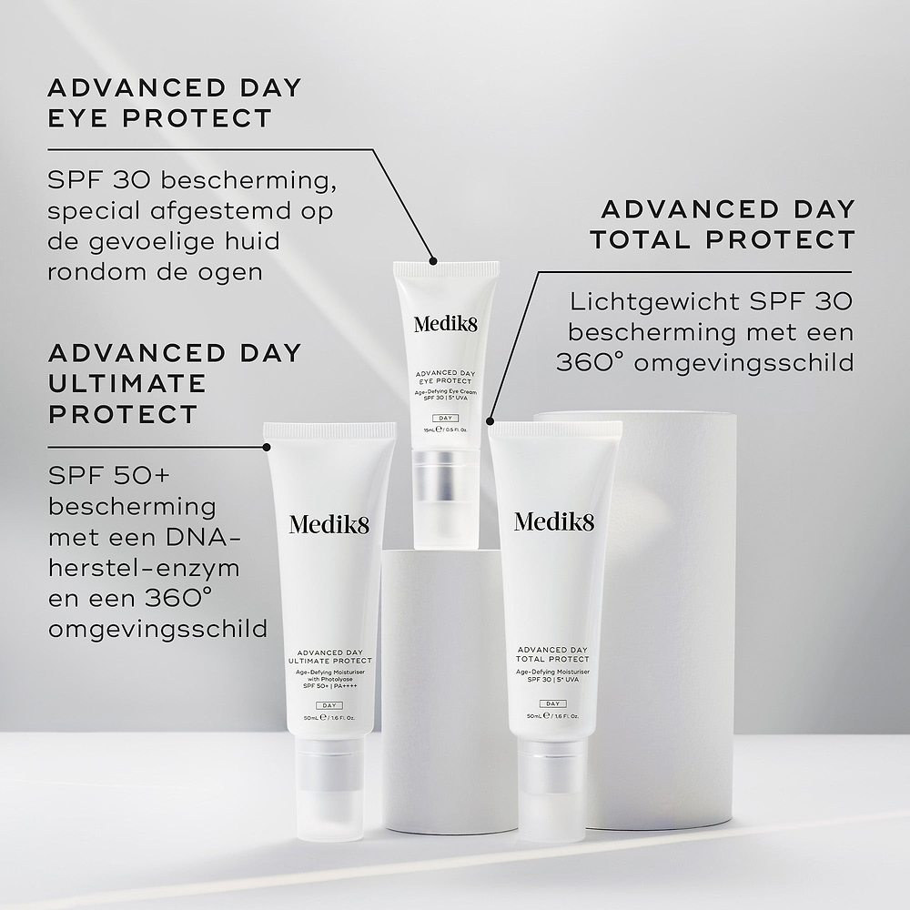 Drie Medik8 zonnebrandcrèmes gepresenteerd op witte podia tegen een grijze achtergrond. De labels identificeren: Advanced Day Eye Protect (SPF 30 bescherming voor de oogzone), Advanced Day Ultimate Protect (SPF 50+ bescherming met DNA-herstelenzymen) en Advanced Day Total Protect (lichte SPF 30 met een 360° milieubescherming).