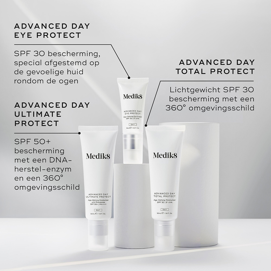 Drie Medik8 zonnebrandcrèmes gepresenteerd op witte podia tegen een grijze achtergrond. De labels identificeren: Advanced Day Eye Protect (SPF 30 bescherming voor de oogzone), Advanced Day Ultimate Protect (SPF 50+ bescherming met DNA-herstelenzymen) en Advanced Day Total Protect (lichte SPF 30 met een 360° milieubescherming).
