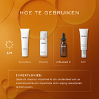 Een infographic met de titel 'HOW TO LAYER' die een ochtendroutine in vier stappen weergeeft: Cleanse (Surface Radiance Cleanse), Tone (Press & Glow), Vitamin C (C-Tetra) en Sunscreen (Advanced Day Total Protect). Onderaan staat een expertadvies om dit 's avonds te combineren met vitamine A.