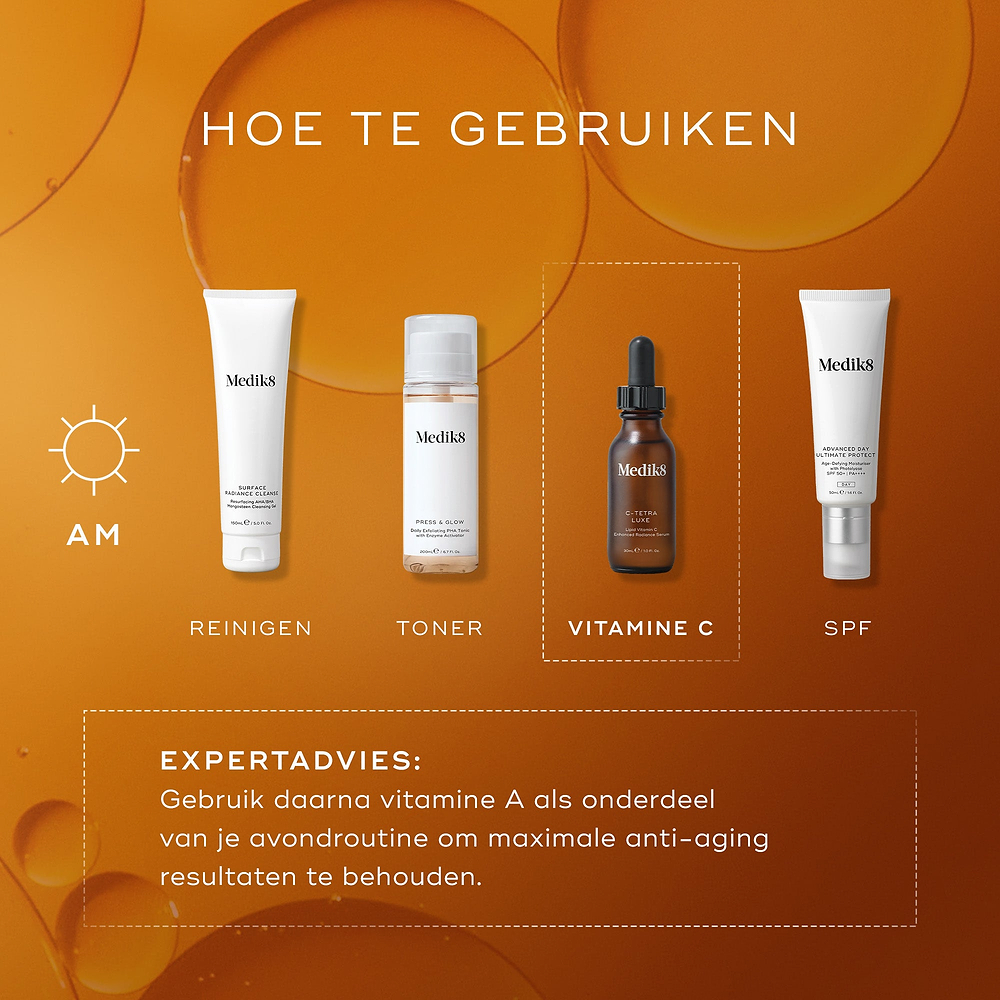 Medik8 layering-gids getiteld 'HOW TO LAYER' op een warme oranje achtergrond met belachtige graphics. Een AM-zonicoon geeft een ochtendroutine aan die uit vier stappen bestaat, waarbij de derde stap is gemarkeerd in een wit gestippeld kader. De getoonde producten en stappen zijn: CLEANSE (Medik8 Surface Radiance Cleanse tube), TONE (Medik8 Press & Glow fles), VITAMIN C (Medik8 C-Tetra Luxe serumfles) en SUNSCREEN (Medik8 Advanced Day Ultimate Protect tube). Een gestippeld kader onderaan geeft EXPERT ADVICE 