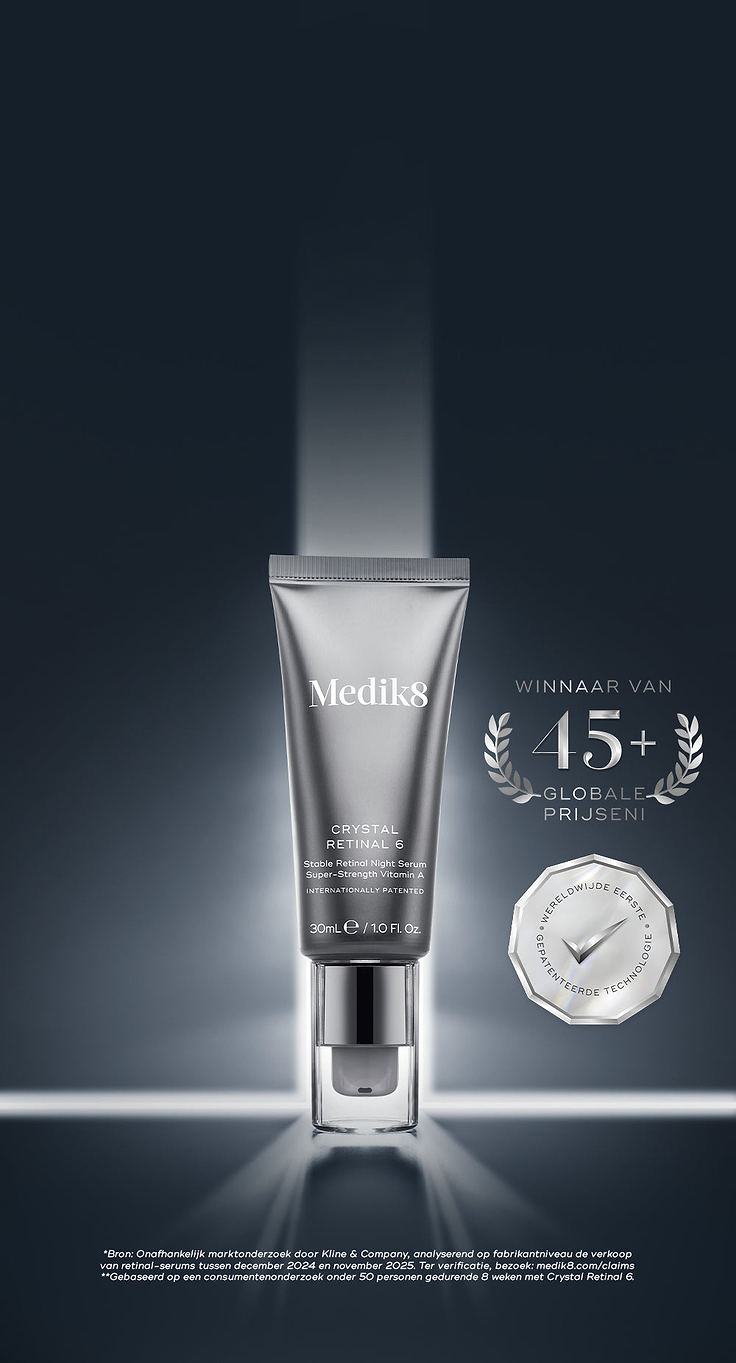 Een promotiebanner voor Crystal Retinal 6. Rechts staat een zilveren tube van de "Stable Retinal Night Serum", uitgelicht tegen een donkere achtergrond. Links daarvan staan zilveren badges met de teksten "Winnaar van meer dan 45 internationale awards" en "Werelds eerste gepatenteerde technologie".